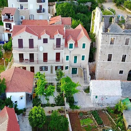 Paloc - One-bedroom With Balcony Zeleni Apartment